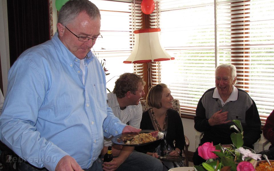08-Old nextdoor neighbour Ross McKenzie grabs some food, while Andrew & Jodie talk with Uncle John .JPG